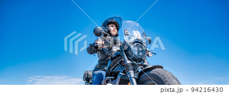 大型クルーザーバイクで横浜ツーリングをする女性ライダー 大型クルーザーバイクで横浜ツーリングをする女性ライダー 94216430
