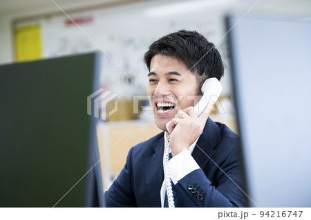 ビジネス オフィス 電話 男性 通話 笑顔 ビジネス オフィス 電話 男性 通話 笑顔 94216747