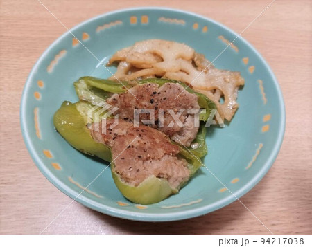 家庭のピーマンの肉詰めとレンコンの炒め物 家庭のピーマンの肉詰めとレンコンの炒め物 94217038