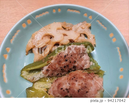 家庭のピーマンの肉詰めとレンコンの炒め物 家庭のピーマンの肉詰めとレンコンの炒め物 94217042
