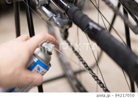 自転車整備 チェーンにオイルをスプレーする 自転車整備 チェーンにオイルをスプレーする 94217050