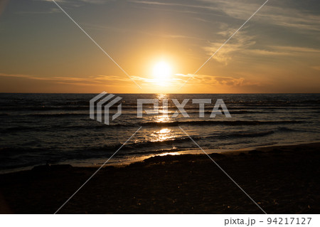 夕陽に輝く海 夕陽に輝く海 94217127