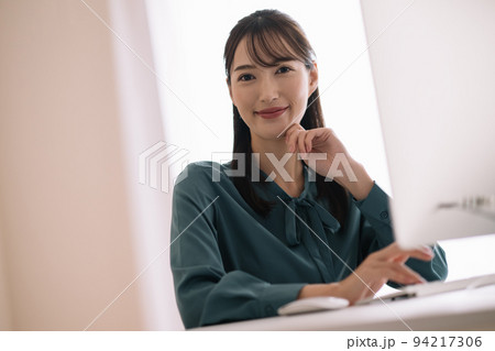 オペレーター・コールセンターの女性イメージ 94217306