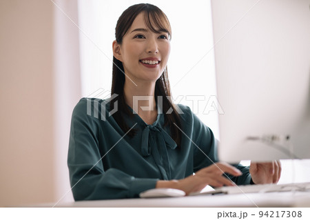 オペレーター・コールセンターの女性イメージ 94217308