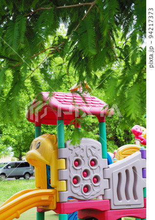 初夏の公園の遊具 初夏の公園の遊具 94217373