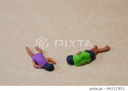 ミニチュアの倒れている人 粘土細工 ミニチュアの倒れている人 粘土細工 94217951
