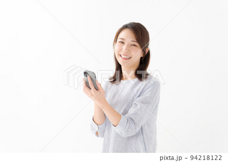 スマホを持つ女性 94218122