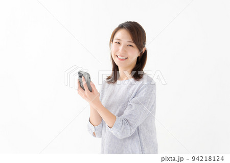 スマホを持つ女性 94218124