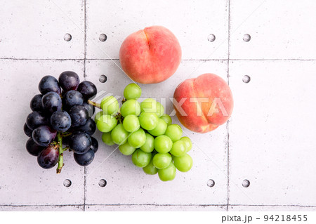 ぶどうと桃　grapes and peaches 94218455
