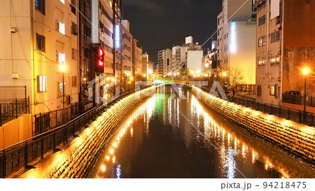 クリスマスイルミネーション飾りの風景の背景素材（川と橋・コピースペース・冬のイベント） 94218475