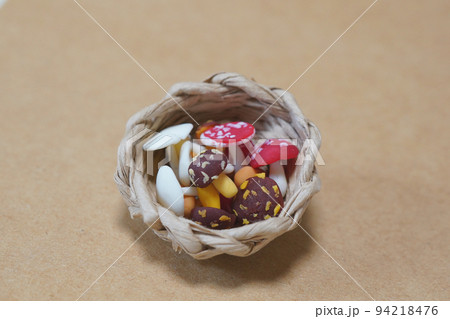 ミニチュアの籠いっぱいの毒キノコ 94218476