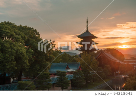 京都市南区夜明けを待つ東寺の五重塔 94218643