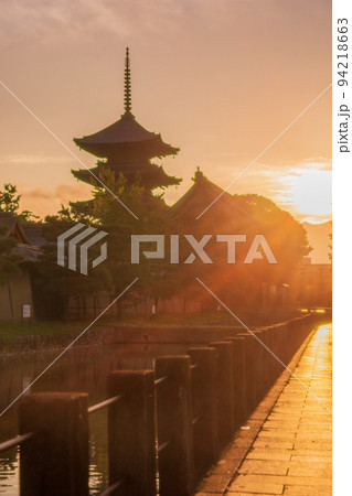 京都市南区夜明けを待つ東寺の五重塔 94218663