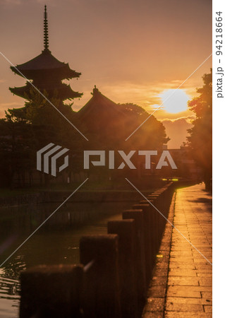 京都市南区夜明けを待つ東寺の五重塔 94218664