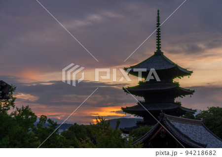 京都市南区夜明けを待つ東寺の五重塔 94218682