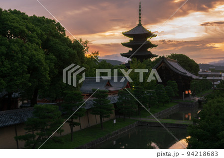 京都市南区夜明けを待つ東寺の五重塔 94218683