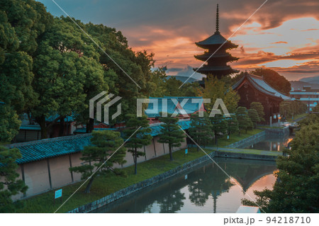 京都市南区夜明けを待つ東寺の五重塔 94218710