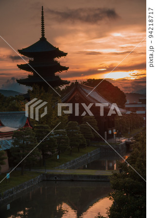 京都市南区夜明けを待つ東寺の五重塔 94218717