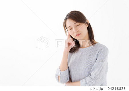 考え事をする女性 考え事をする女性 94218823