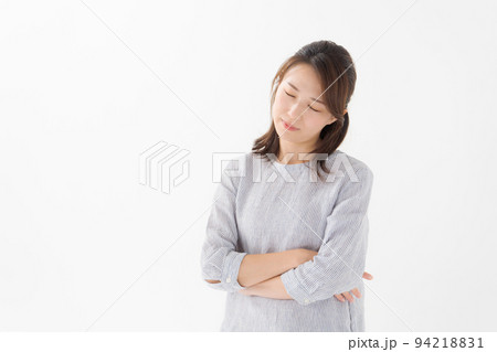 考え事をする女性 94218831