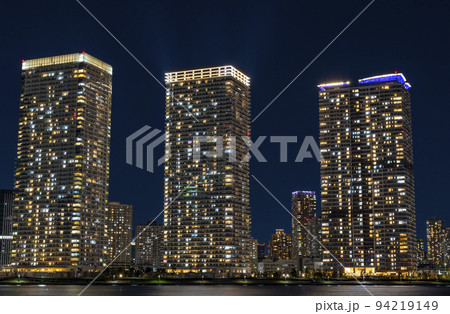 東京都中央区晴海　夜の晴海の超高層マンション群（タワーマンション） 94219149