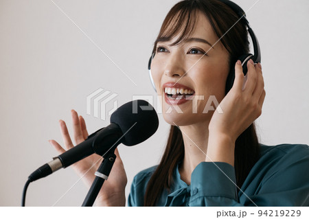 ボイストレーニング・発声練習をする女性 94219229