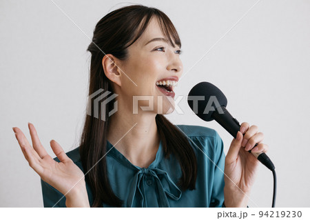 ボイストレーニング・発声練習をする女性 ボイストレーニング・発声練習をする女性 94219230