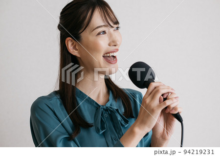 ボイストレーニング・発声練習をする女性 ボイストレーニング・発声練習をする女性 94219231