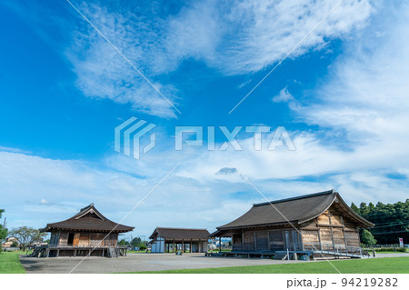 三重県明和町　復元されたさいくう平安の杜の三棟の建物と秋空 94219282