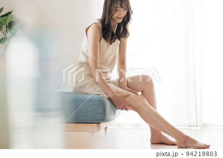 むくみケア・フットケア・足のマッサージをする美脚の女性 94219803