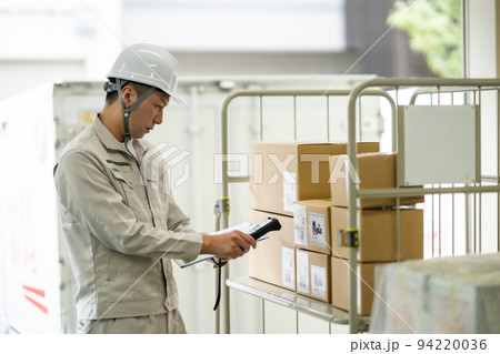 商品の受け入れをする倉庫の男性スタッフ　 94220036