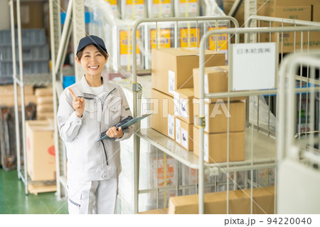 物流システム導入し効率化に成功した女性 94220040