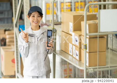 物流システム導入し効率化に成功した女性 94220041