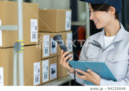 商品リストと現品を確認する女性スタッフ 商品リストと現品を確認する女性スタッフ 94220046