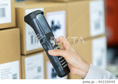 バーコードを端末で読むスタッフ　顔無し 94220049