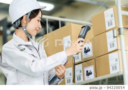在庫管理をする女性スタッフ 94220054