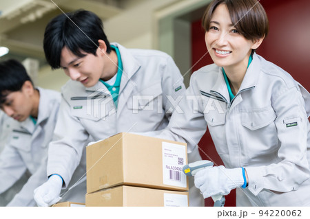 梱包とラベルを読む出荷検査チーム 94220062