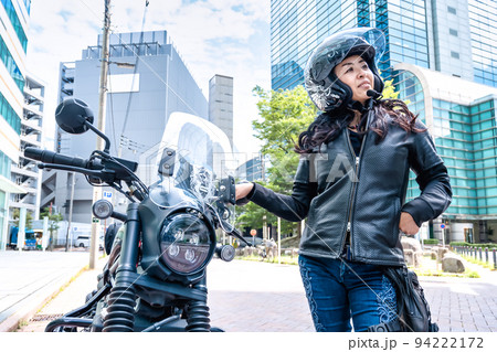 大型クルーザーバイクで横浜ツーリングをする女性ライダー 94222172