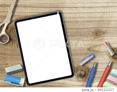 木目の机でipadでデスクワーク 木目の机でipadでデスクワーク 94222257