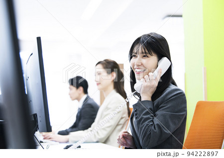 ビジネス　オフィス　電話　女性　通話　笑顔 94222897
