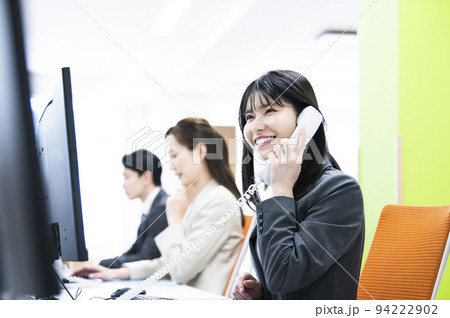 ビジネス　オフィス　電話　女性　通話　笑顔 94222902