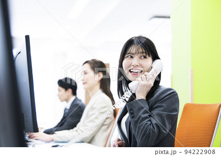 ビジネス　オフィス　電話　女性　通話　笑顔 94222908