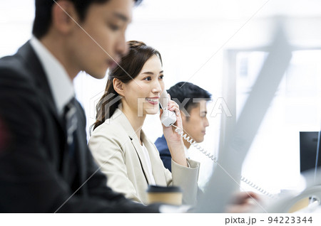 ビジネス　オフィス　電話　女性　通話　笑顔 94223344