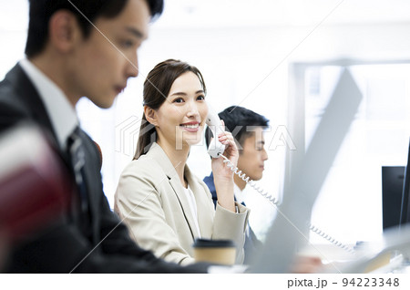 ビジネス オフィス 電話 女性 通話 笑顔 ビジネス オフィス 電話 女性 通話 笑顔 94223348