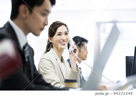 ビジネス オフィス 電話 女性 通話 笑顔 ビジネス オフィス 電話 女性 通話 笑顔 94223349