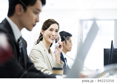 ビジネス オフィス 電話 女性 通話 笑顔 ビジネス オフィス 電話 女性 通話 笑顔 94223350