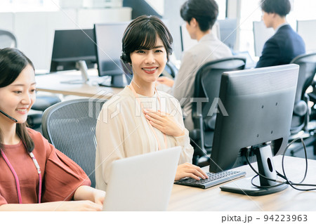 オフィスで仕事をする若いビジネスウーマン オフィスで仕事をする若いビジネスウーマン 94223963