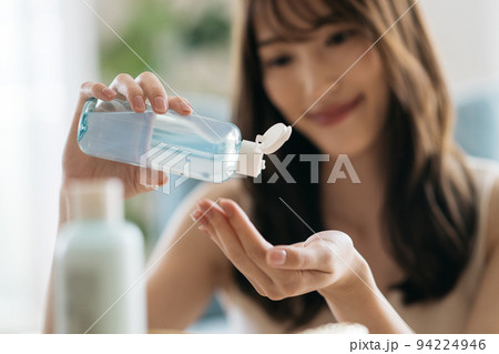 スキンケアをする女性・化粧水をつける女性 スキンケアをする女性・化粧水をつける女性 94224946