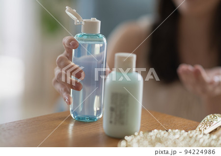スキンケアをする女性・化粧水をつける女性 94224986