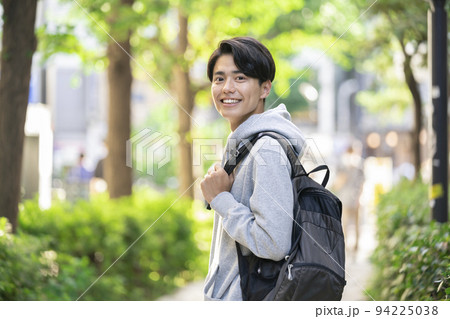 カメラ目線で笑顔の若い男性　 94225038